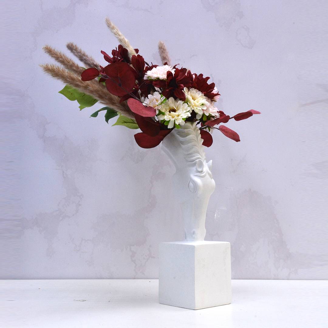 Creative Home Decoration Resin Horse Sculpture Artificial Flower with Vase